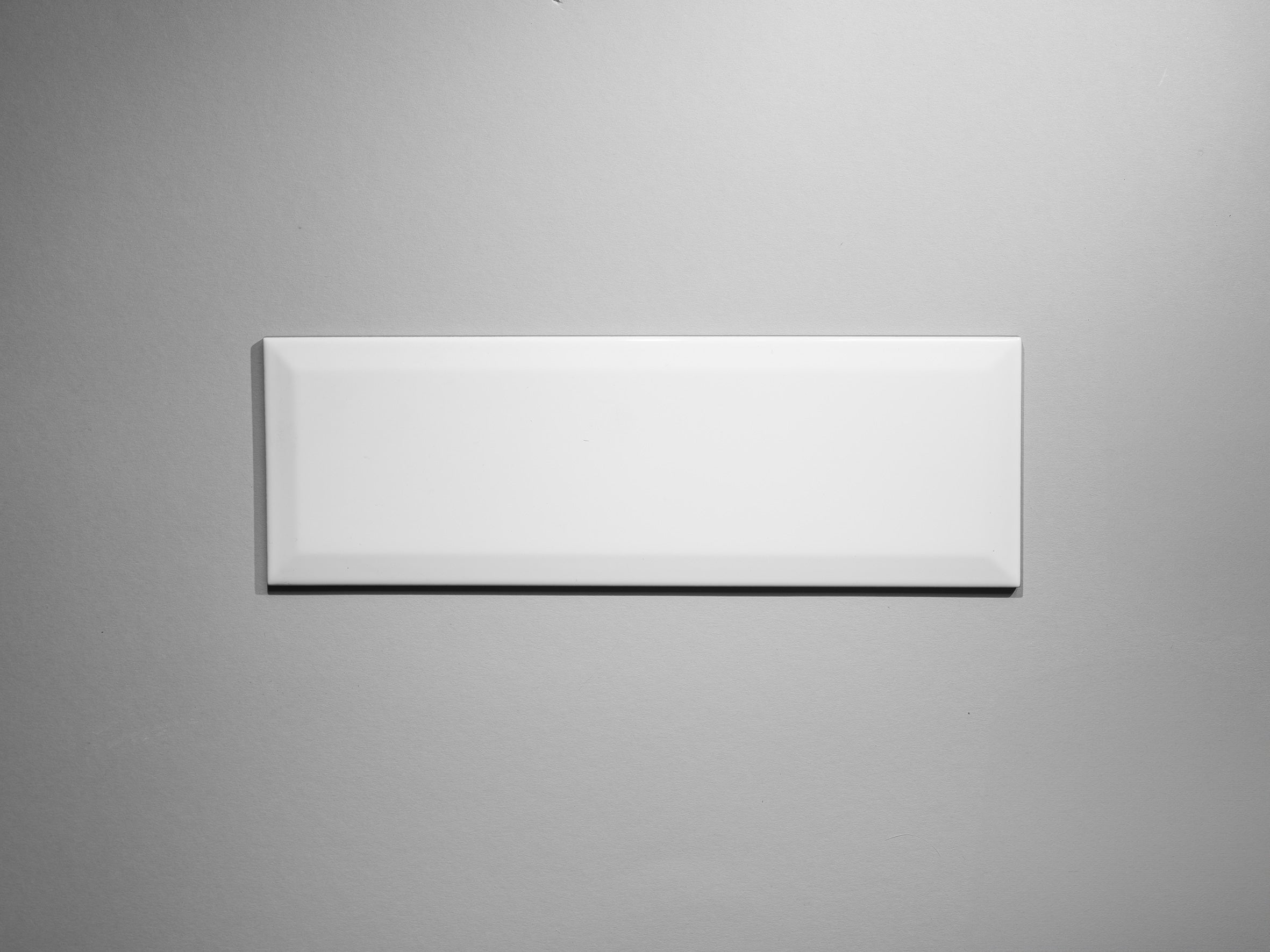 Vit Blank 10×30 med fasade kanter